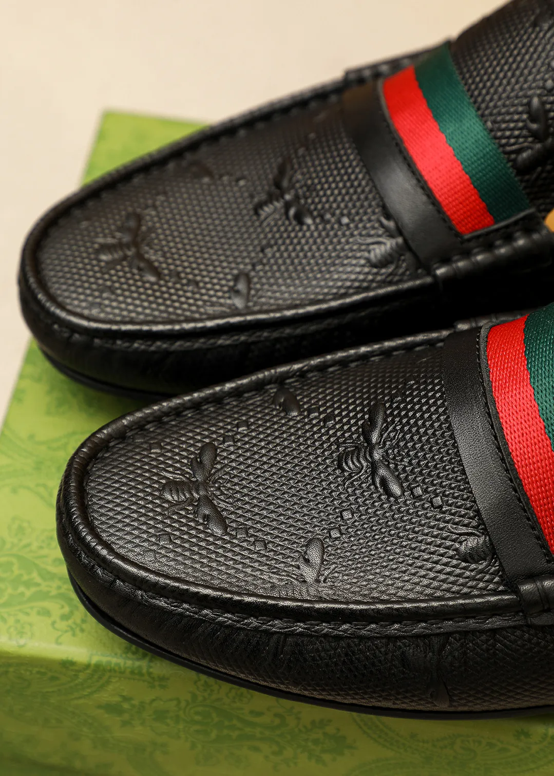 Men's shoes 💰380 💐 Product trademark: GUCCI "Gucci" Doudou shoes Regular size: 38-44 (45.46.47🉑️Customized) Product materials: Selected imported first-layer calfskin embossed upper, imported pig 🐖 leather lining. Strong three-dimensional visual effect, original outsole color: 1⃣️color optional